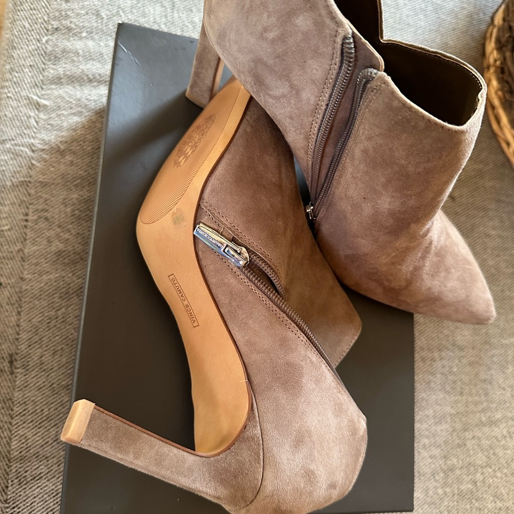 Vince C suede taupe heels NIB